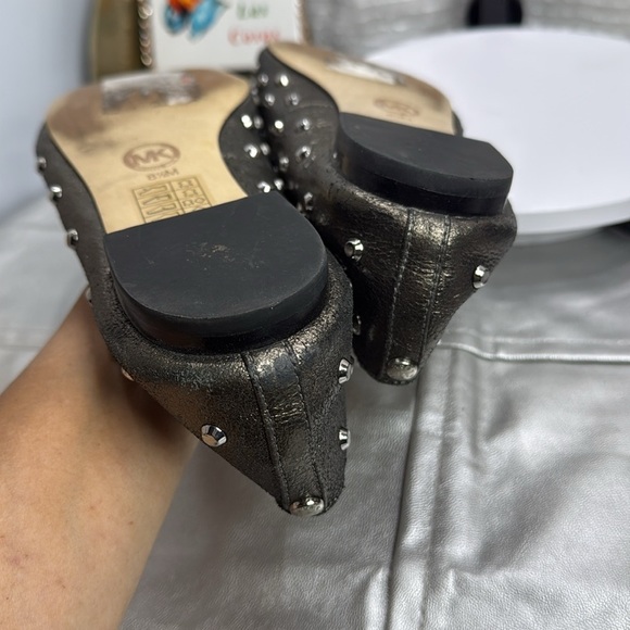 (E2) Michael Kors Ailee metallic leather flats with silver studs, size 8.5M - Picture 8 of 14